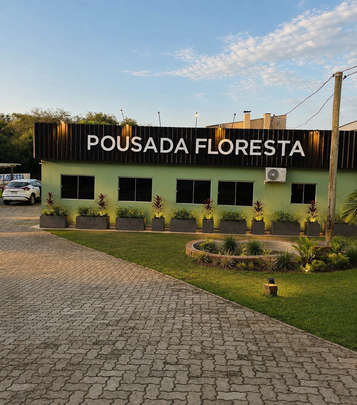 Fachada da Pousada Floresta ao entardecer